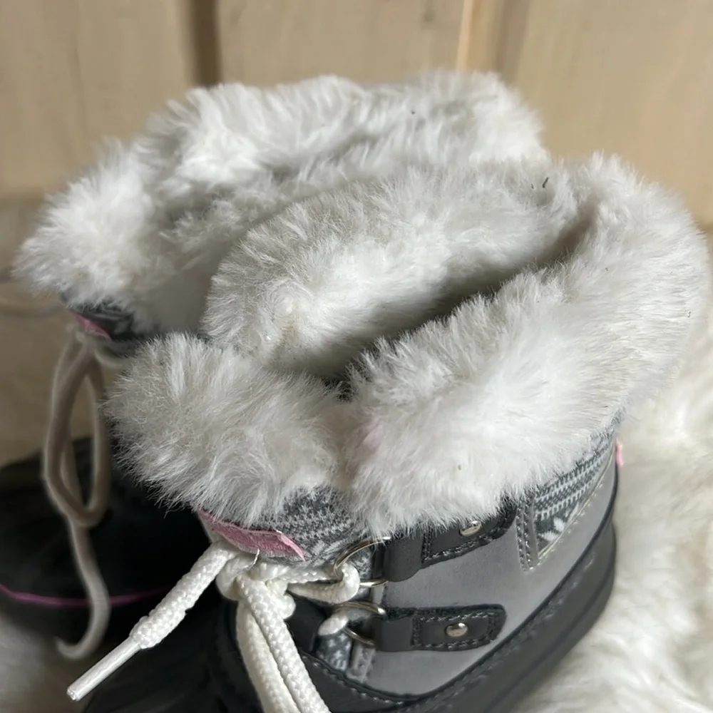 London Fog toddler boot. Size 6 Like new. Felt soles so less slippery  pink gray